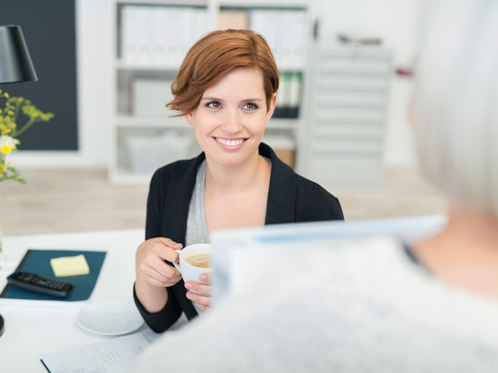 Un employé au travail qui discute avec un collègue.